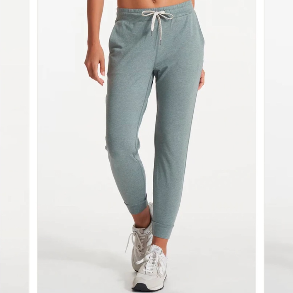 Vuori Performance Jogger in Stormy Heather